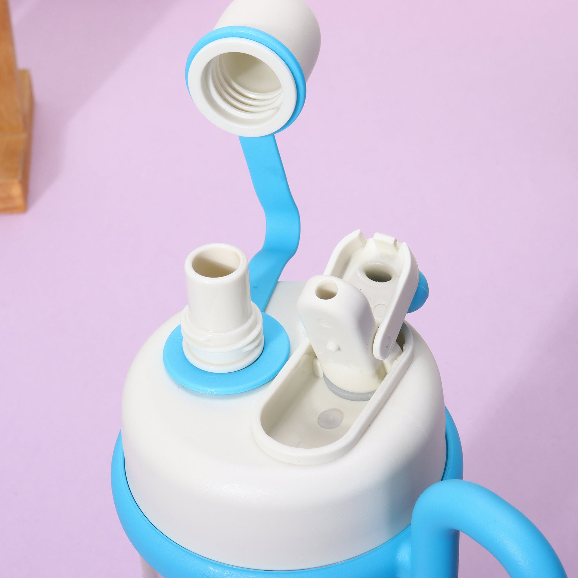 Vibrant 860ml Kids' Cartoon Sipper Bottles - Fun & Durable